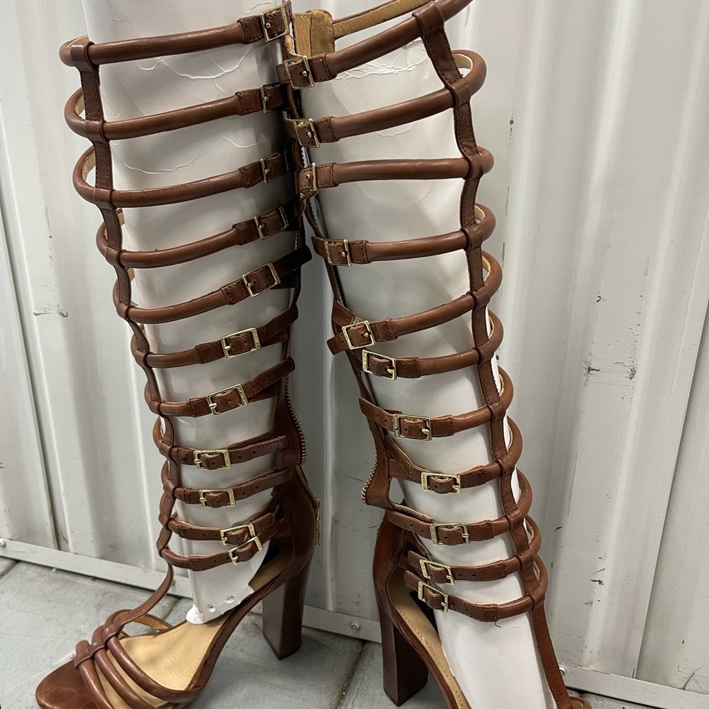 This is a very sexy foot wear 37.5 size